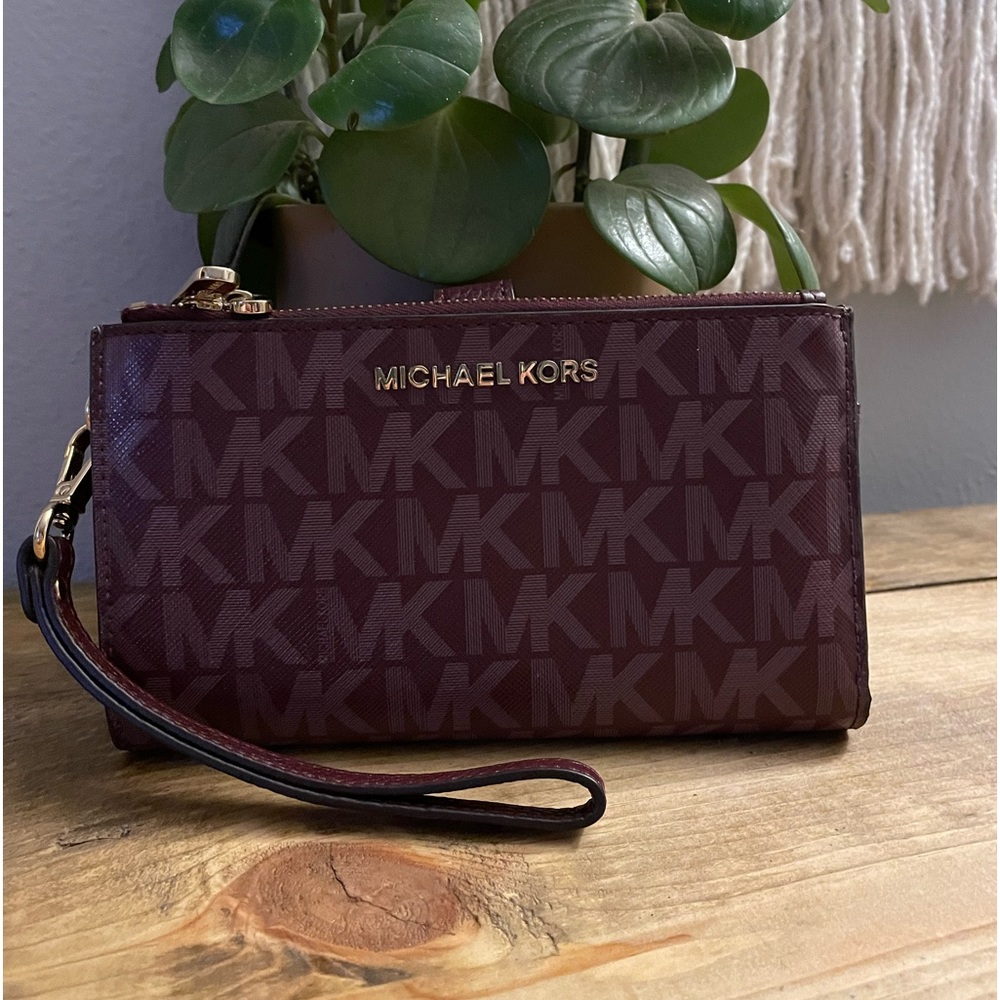 Michael kors wristlet wallet
